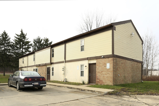 Pine Terrace Estates in Jefferson, OH - Foto de edificio - Building Photo