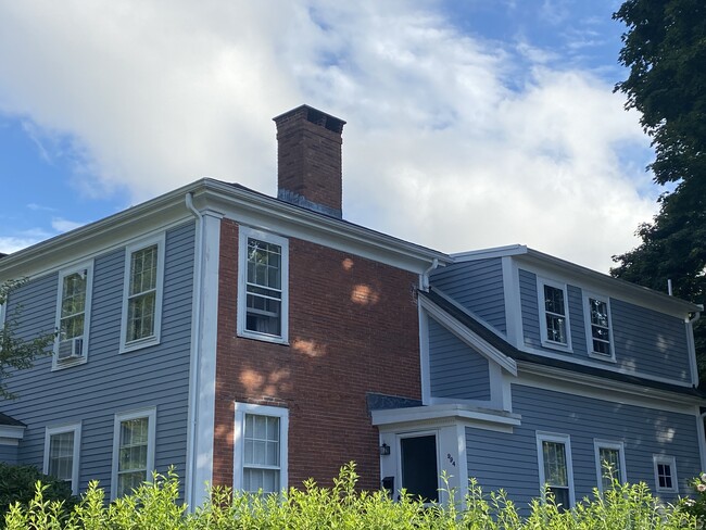 994 Union St, Unit Second Floor in Rockland, MA - Foto de edificio - Building Photo