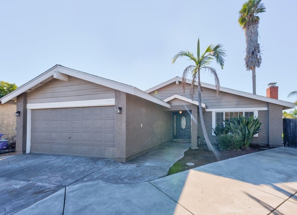 11370 Travis Pl in San Diego, CA - Building Photo