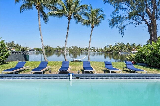 2541 NE 195th St in Miami, FL - Building Photo - Building Photo