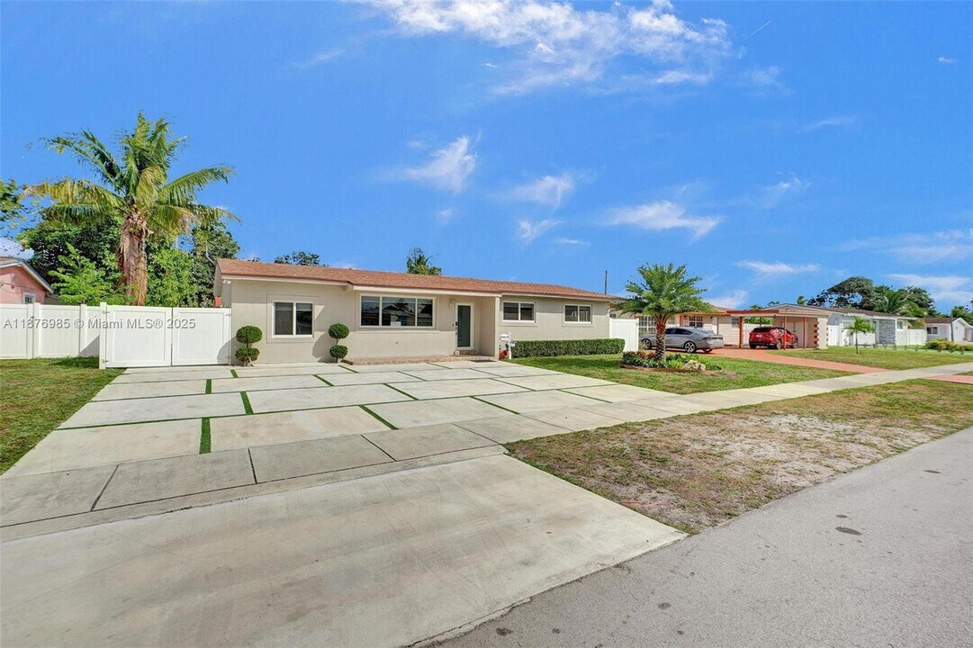 19625 NW 6th Pl in Miami Gardens, FL - Foto de edificio