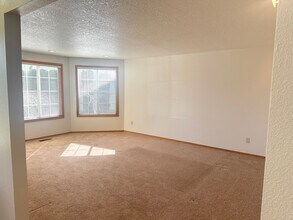 12587 SW Bridgeview Ct in Tigard, OR - Foto de edificio - Building Photo