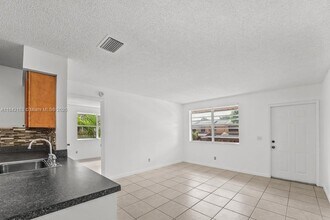10461 NW 7th St in Pembroke Pines, FL - Building Photo - Building Photo