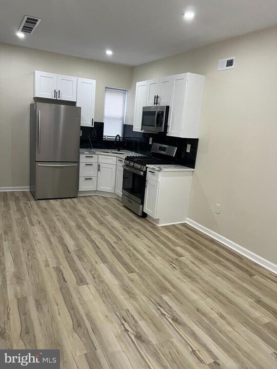 5238 Larchwood Ave in Philadelphia, PA - Building Photo