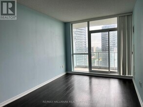 66 Forest Manor Rd in Toronto, ON - Building Photo - Building Photo