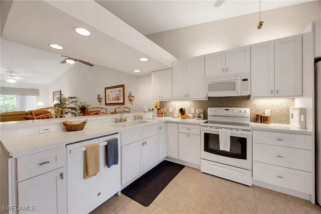 1670 Windy Pines Dr in Naples, FL - Building Photo