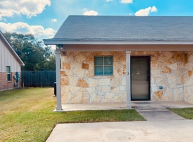 1009 Monroe St in McGregor, TX - Building Photo