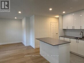 3151 Jaguar Valley Dr in Mississauga, ON - Building Photo - Building Photo