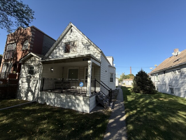 property at 4844 W Montrose Ave