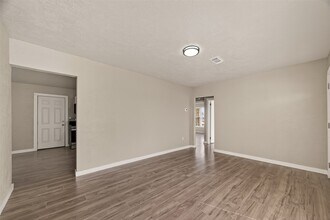 1221 Parkway Dr in Baytown, TX - Building Photo - Building Photo