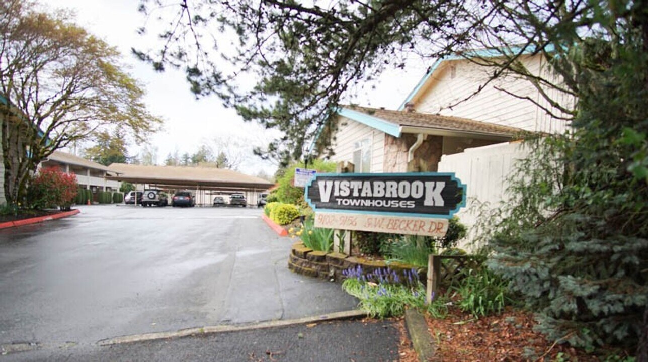9134 SW Becker Dr in Portland, OR - Building Photo