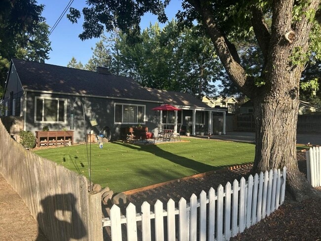 706 Normal Ave in Ashland, OR - Building Photo - Building Photo