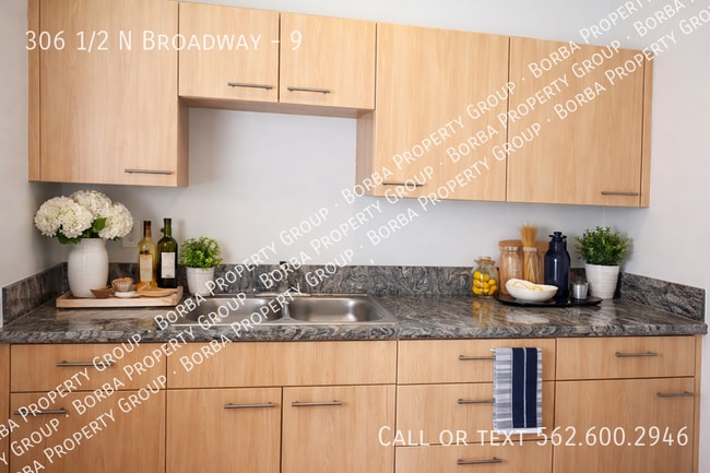 306 1/2 N Broadway in Santa Ana, CA - Building Photo - Building Photo