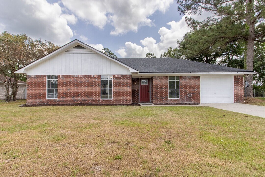 52 Pheasant Way in Hinesville, GA - Building Photo