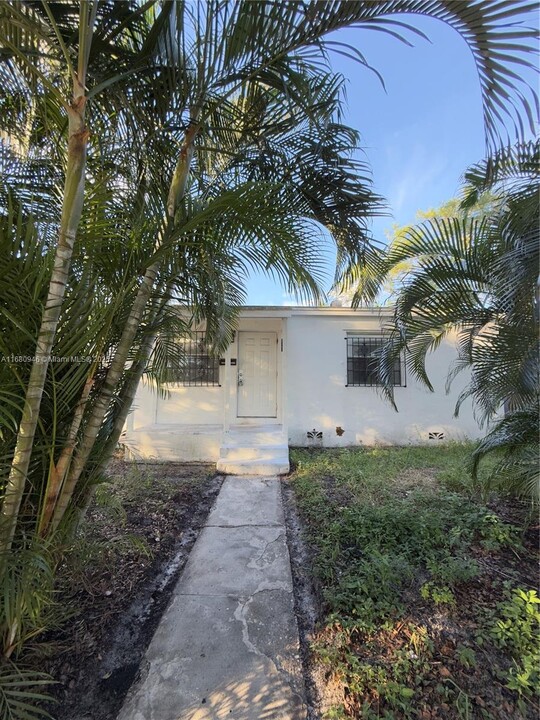 639 32nd St in West Palm Beach, FL - Building Photo