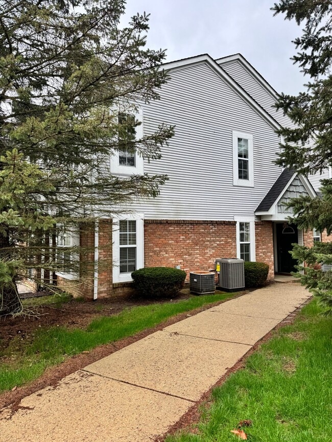 249 Brookwood Dr, Unit 2 in South Lyon, MI - Building Photo - Building Photo