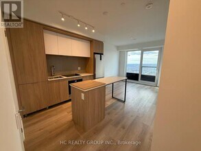 395 Square One Dr in Mississauga, ON - Building Photo - Building Photo