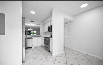 7501 Trent Dr in Tamarac, FL - Building Photo - Building Photo
