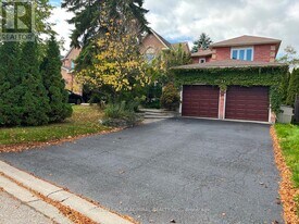 71 Covent Cres in Aurora, ON - Building Photo