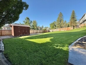 814 E Country Hill Ct in Spokane, WA - Building Photo - Building Photo
