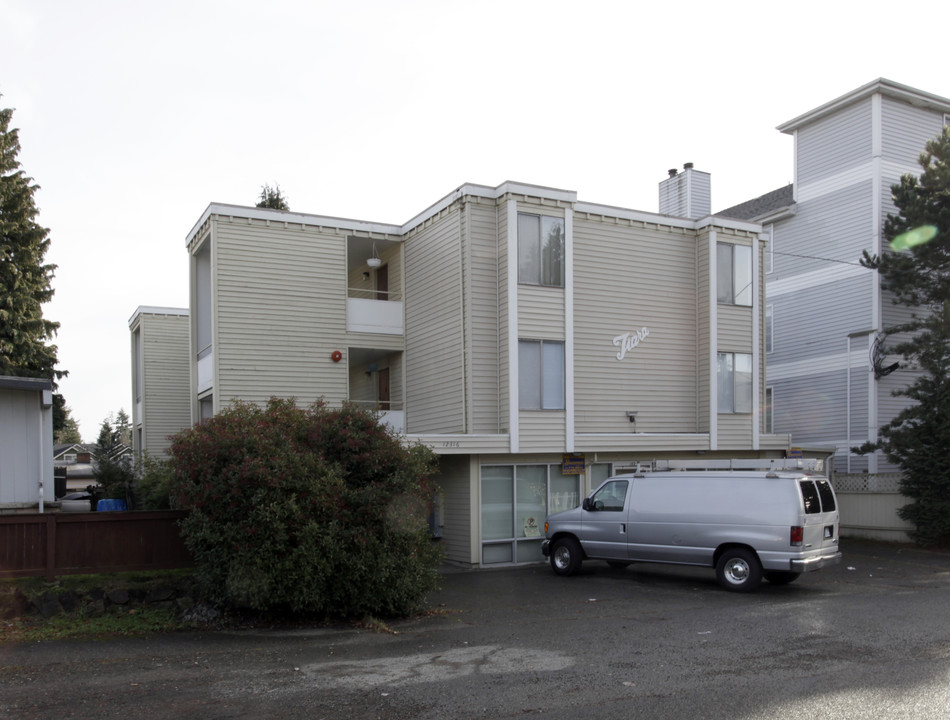 Tiara Apartments in Seattle, WA - Building Photo