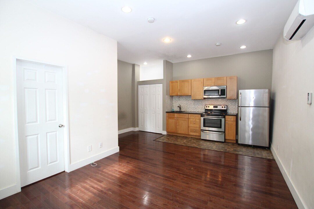 829 N 26th St in Philadelphia, PA - Building Photo