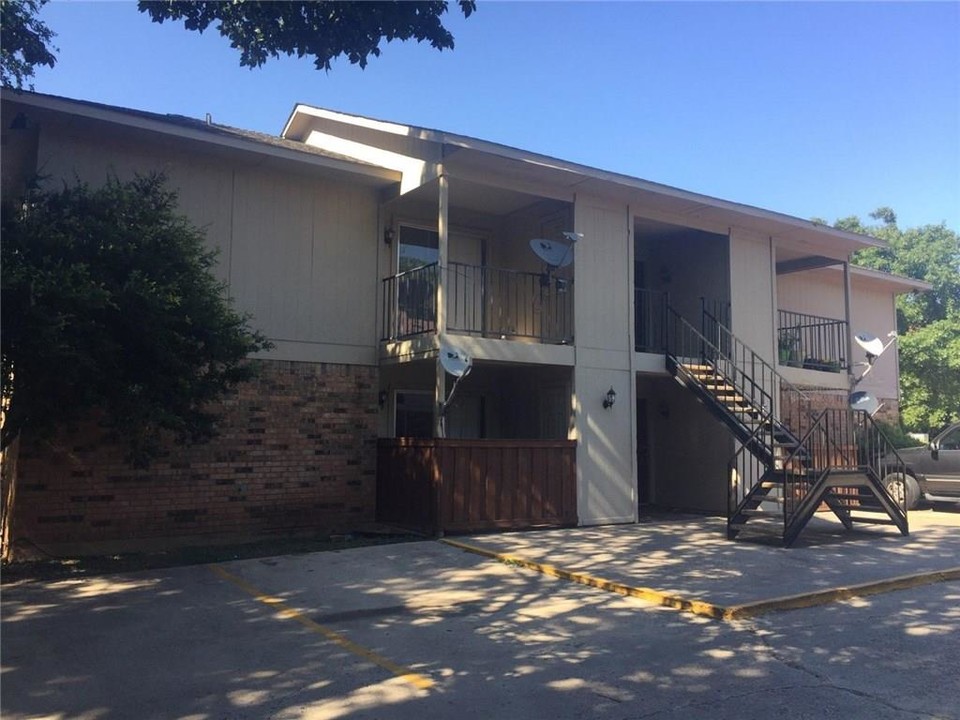 8767 Carroll Cir-Unit -1 in Frisco, TX - Foto de edificio