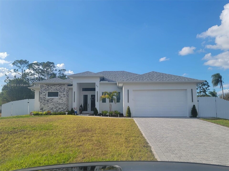 11 Connecticut Rd in Lehigh Acres, FL - Building Photo