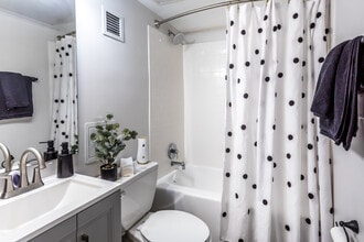 Monarch on Highland in Memphis, TN - Building Photo - Interior Photo