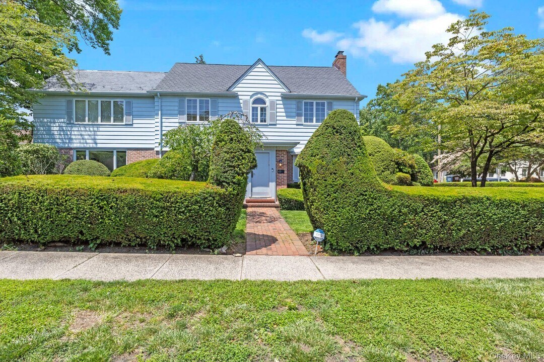 41 Allenwood Rd in Great Neck, NY - Building Photo
