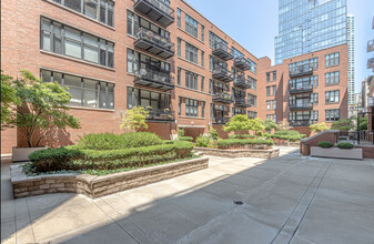 333 W Hubbard St, Unit 618 in Chicago, IL - Building Photo - Building Photo