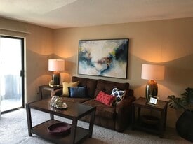 Cambridge at River Oaks in Kansas City, KS - Building Photo
