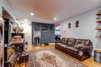 6414 N Mozart St, Unit 2S in Chicago, IL - Building Photo - Building Photo