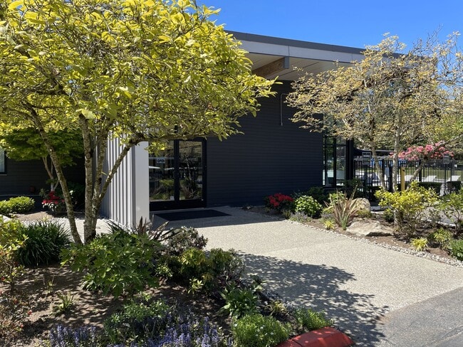 Redmond Park Apartments in Bellevue, WA - Building Photo - Building Photo