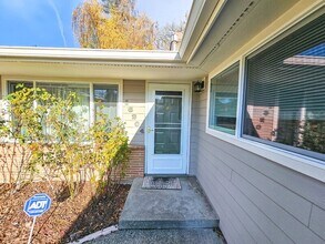 16204 SE 8th St in Bellevue, WA - Building Photo - Building Photo