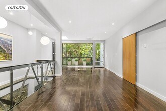 448 W 25th St in New York, NY - Foto de edificio - Building Photo