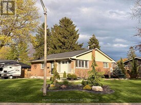 7 Brier Crescent in Brantford, ON - Building Photo