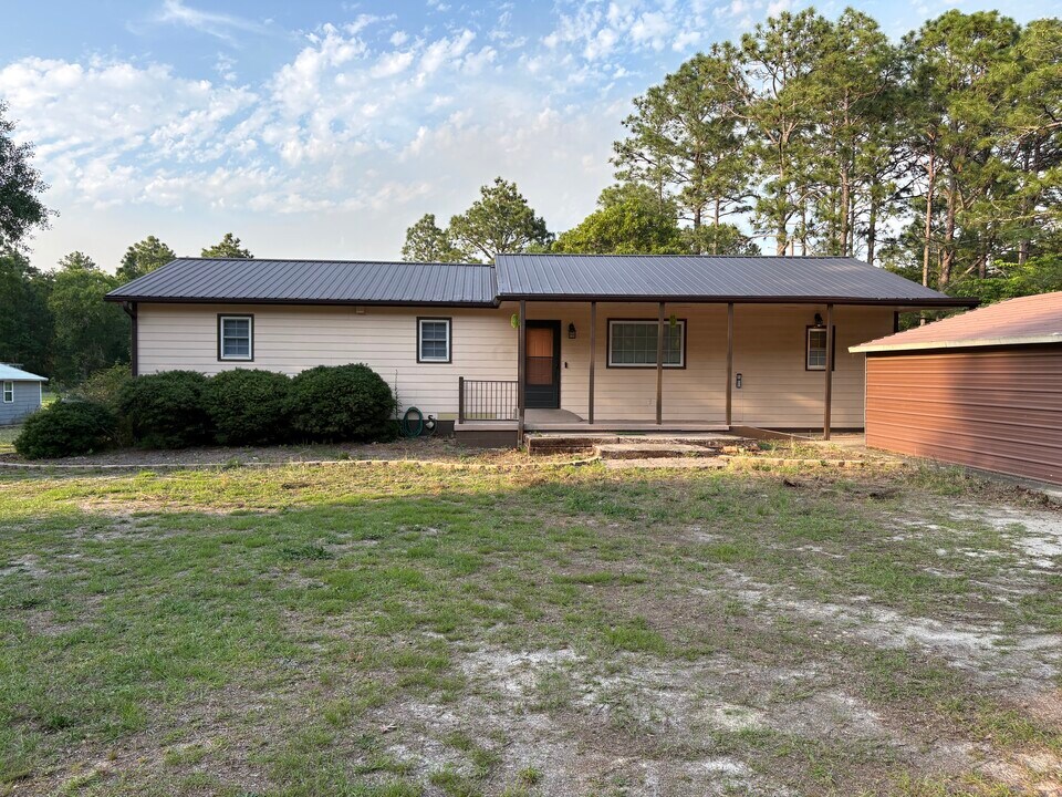 6987 Pittman Grove Church Rd in Raeford, NC - Foto de edificio