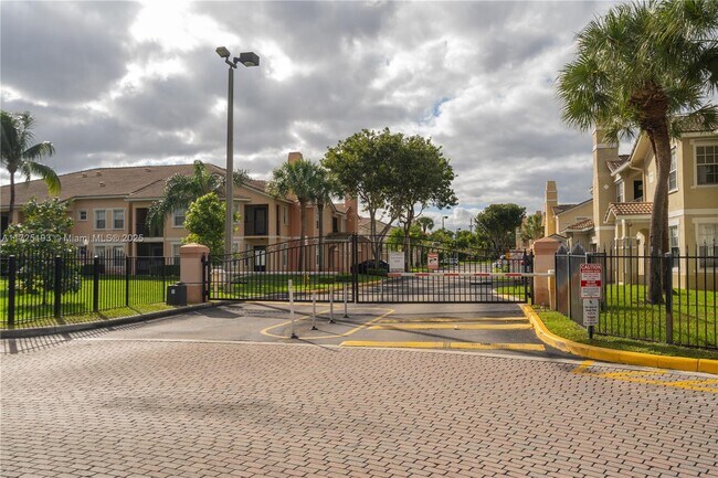 1002 Belmont Ln in North Lauderdale, FL - Foto de edificio - Building Photo