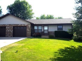 114 Wright Dr in North Utica, IL - Building Photo