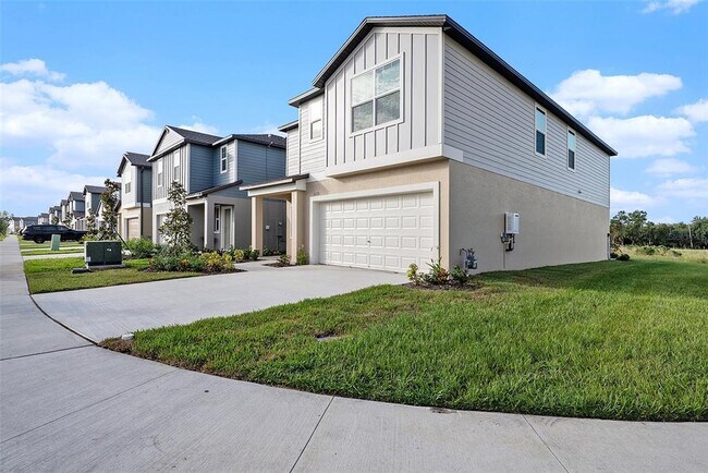 35233 Gravelly Dr in Zephyrhills, FL - Building Photo - Building Photo