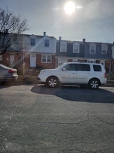 2007 Dineen Dr in Dundalk, MD - Foto de edificio - Building Photo