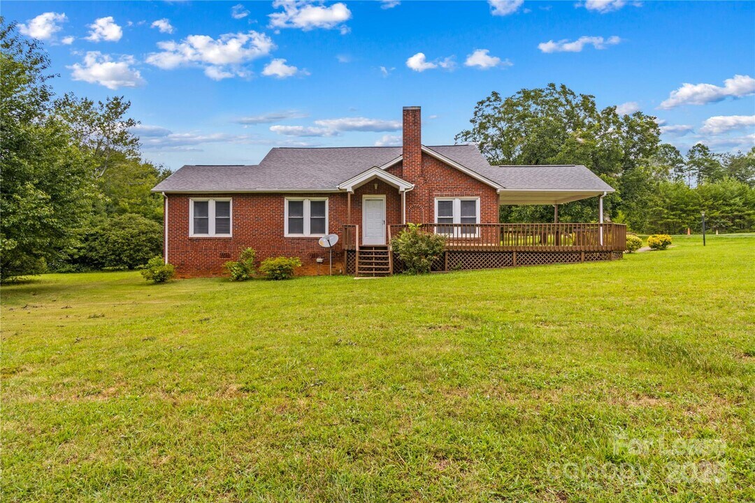 107 Perry Rd in Troutman, NC - Foto de edificio