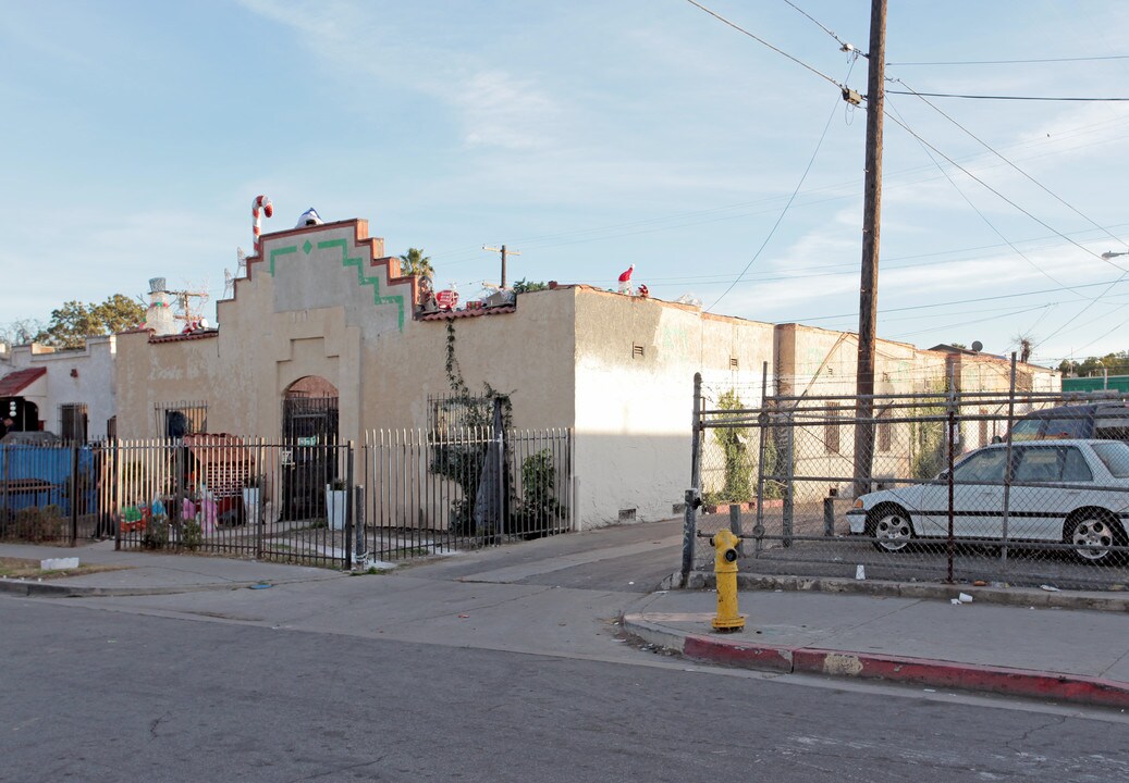 1114-1120 E 67th St in Los Angeles, CA - Building Photo