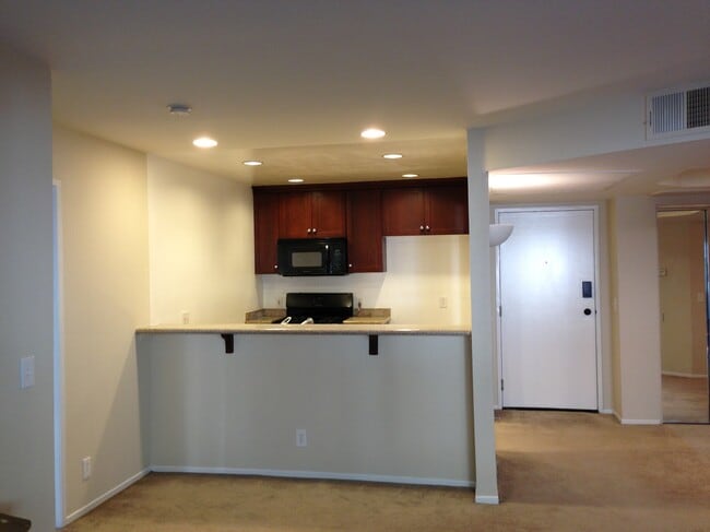 20253 Keswick St, Unit 226 in Winnetka, CA - Foto de edificio - Building Photo