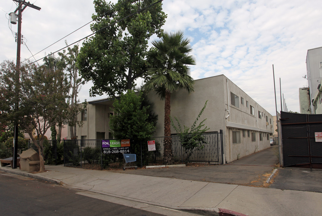 8809 Etiwanda Ave in Northridge, CA - Building Photo