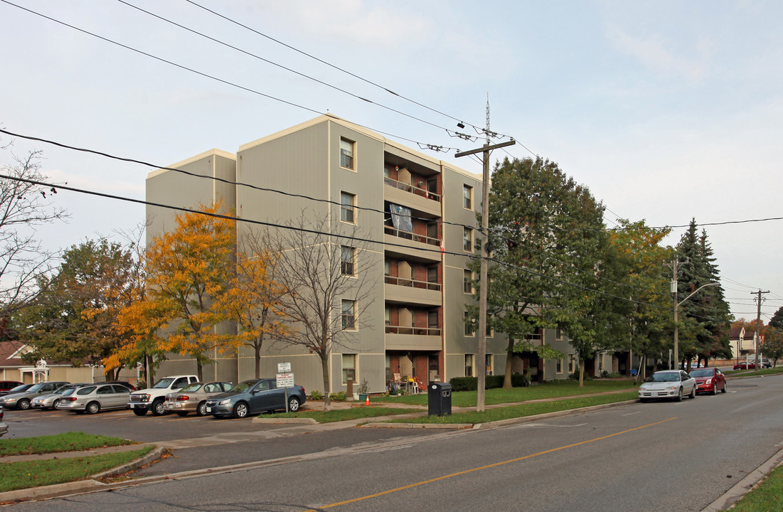 Bowling Green Towers in Whitby, ON - Building Photo