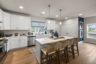 Mystic Cove - Luxury Lakefront Living in Lake Orion, MI - Foto de edificio - Building Photo