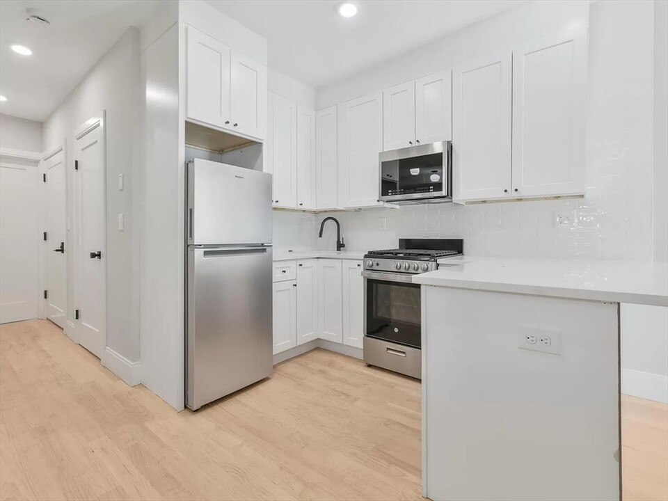 177 Chelsea St, Unit #1 in Boston, MA - Building Photo