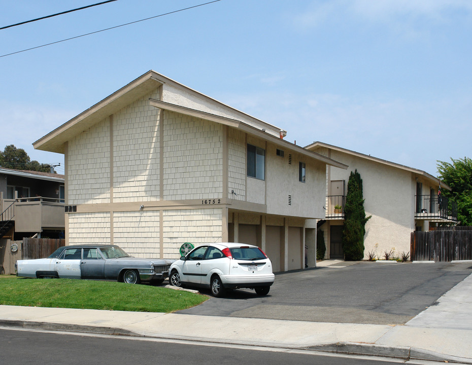 16752 Sims St in Huntington Beach, CA - Building Photo